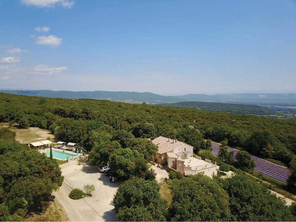 uma vista aérea de uma casa no meio de uma floresta em Mas Saint Antoine em Bourg-Saint-Andéol