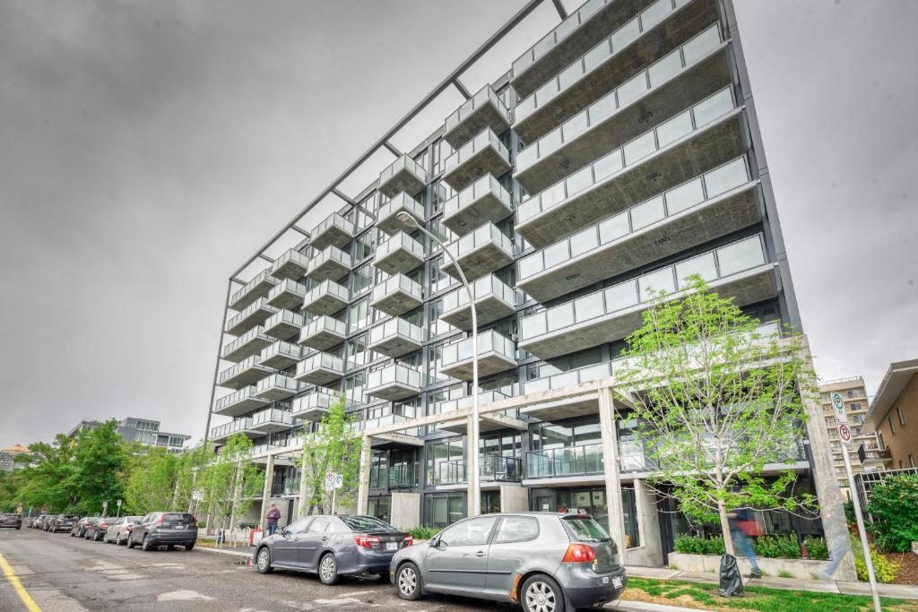 un gran edificio con coches estacionados frente a él en Kensington Suite 2bed & 1bath en Calgary