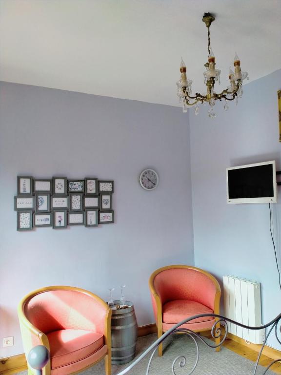 TV a/nebo společenská místnost v ubytování La Cadournaise