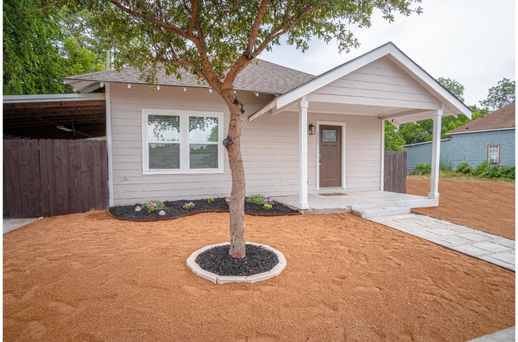 una casa con un árbol delante en Captivating 4BR 2BA Home Near Awesome Downtown, en San Antonio
