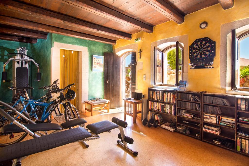 Fitness centrum a/nebo fitness zařízení v ubytování Samonas - Red villa Fliskouni