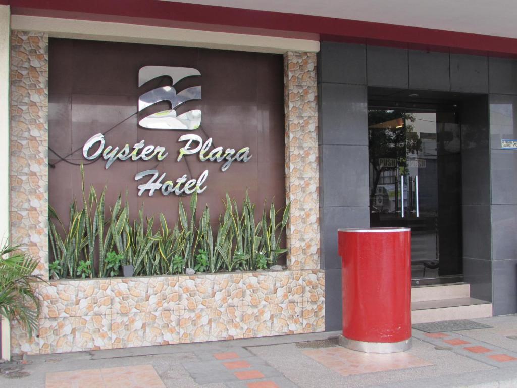 une fenêtre de magasin avec un panneau indiquant un hôtel opéra Plaza dans l'établissement Oyster Plaza Hotel, à Manille
