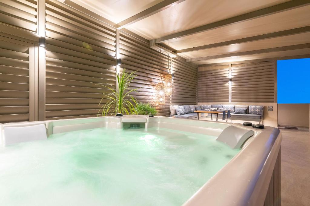 Televízia a/alebo spoločenská miestnosť v ubytovaní Vedi Town Luxury Apartment