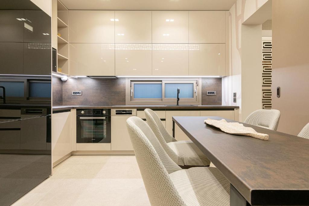 Kuchyňa alebo kuchynka v ubytovaní Vedi Town Luxury Apartment