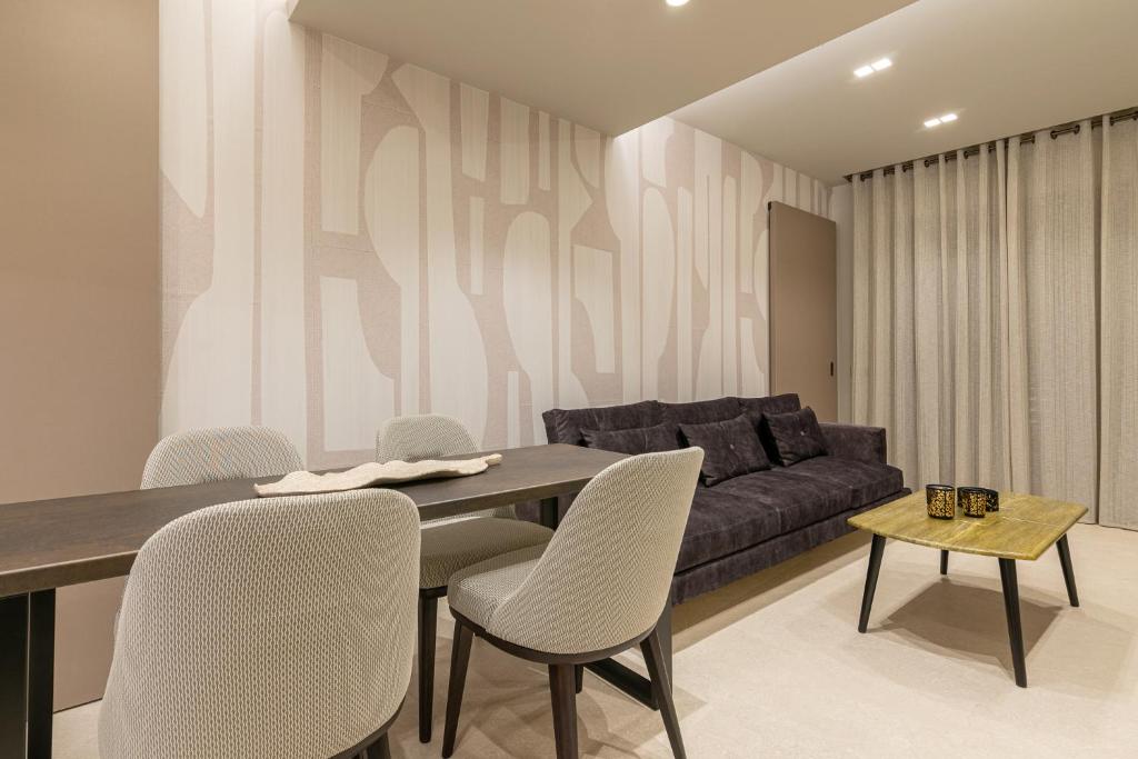 Posedenie v ubytovaní Vedi Town Luxury Apartment