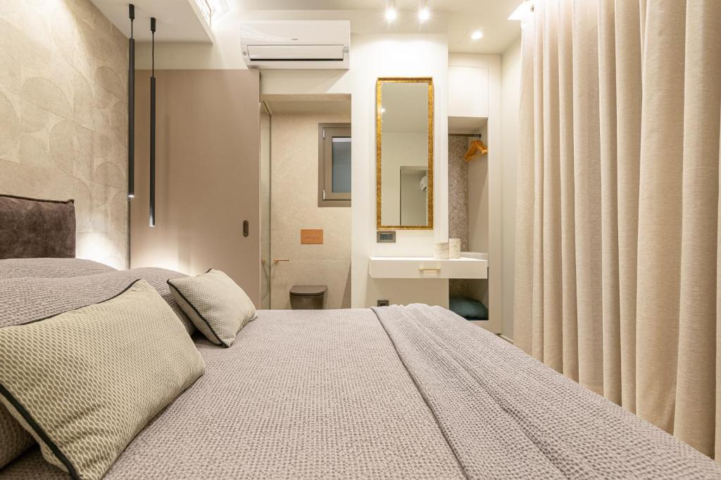 Posteľ alebo postele v izbe v ubytovaní Vedi Town Luxury Apartment