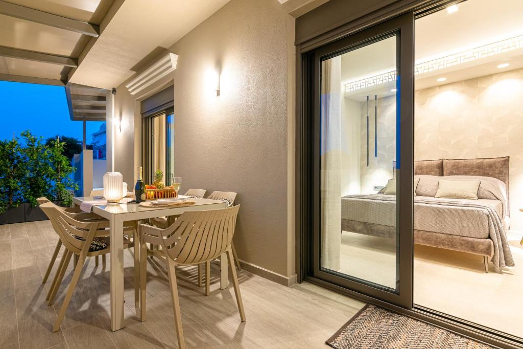 Posteľ alebo postele v izbe v ubytovaní Vedi Town Luxury Apartment