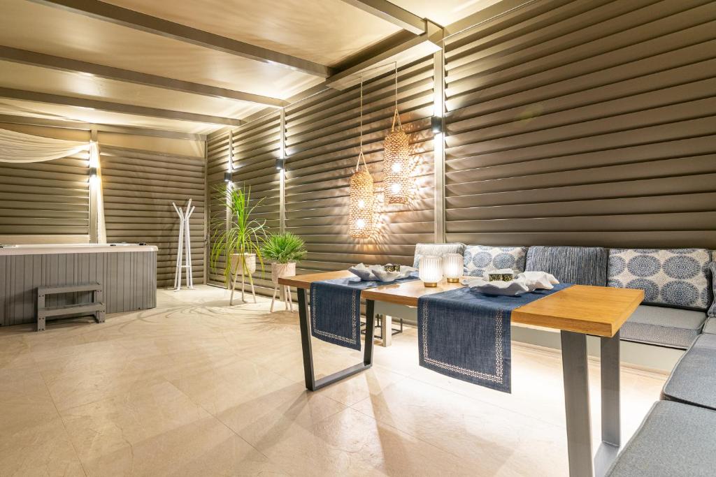 Posedenie v ubytovaní Vedi Town Luxury Apartment