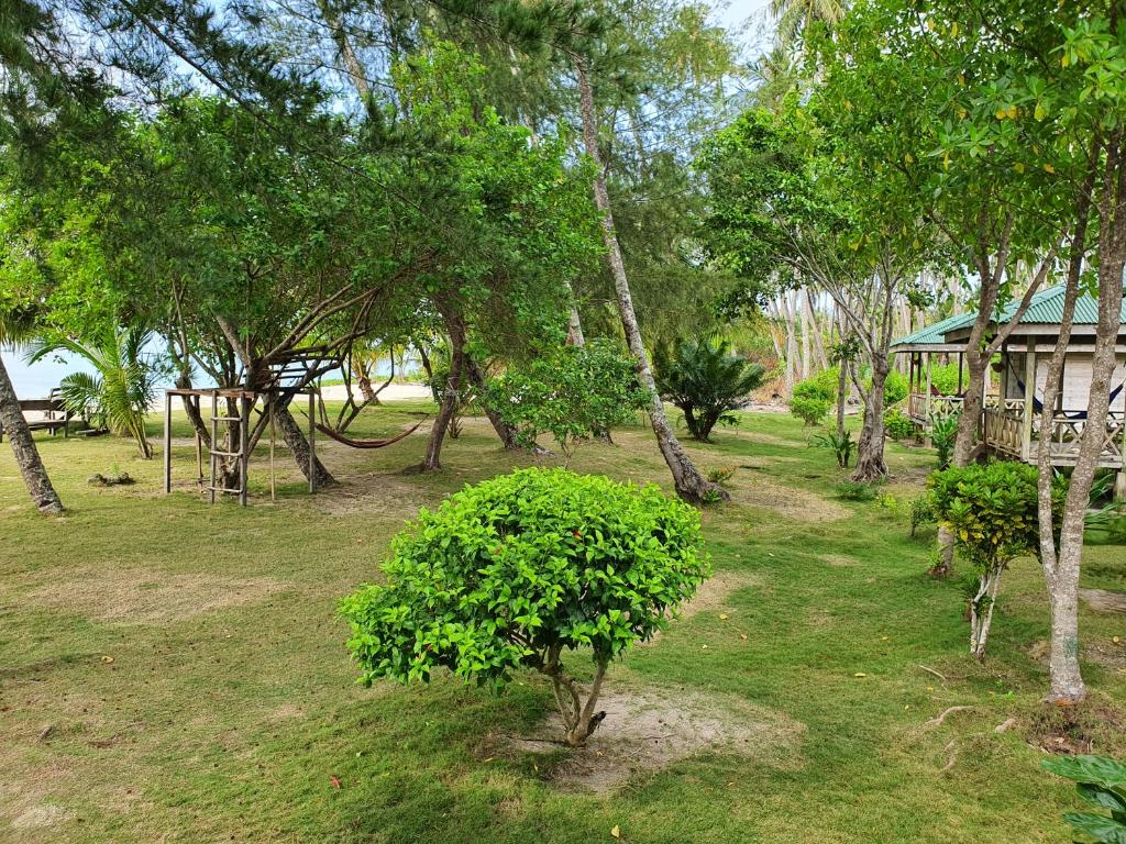 Zahrada ubytování MB Palambak Island Resort Pulau Banyak Aceh Singkil