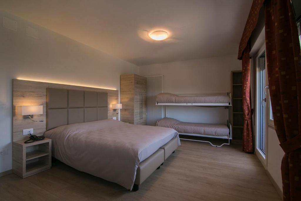 Postel nebo postele na pokoji v ubytování Hotel Tre Pini