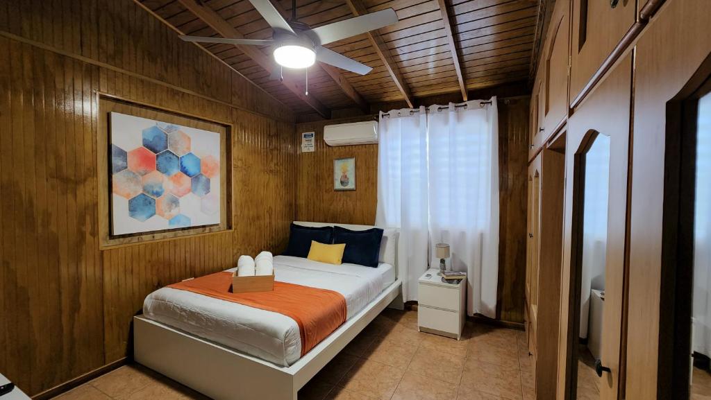 Postel nebo postele na pokoji v ubytování Palm's Bohemian House with Private Pool