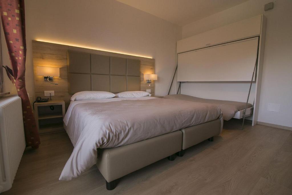 Postel nebo postele na pokoji v ubytování Hotel Tre Pini