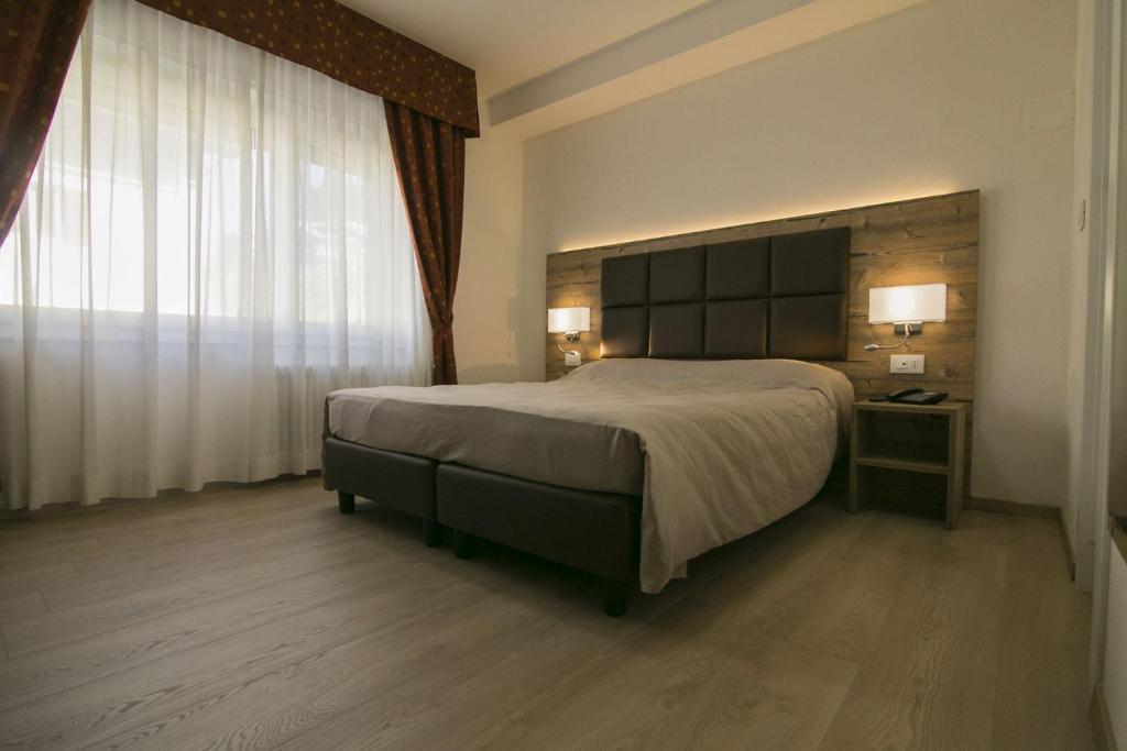 Postel nebo postele na pokoji v ubytování Hotel Tre Pini