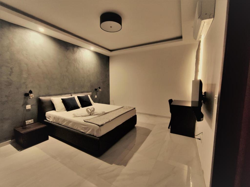 una camera con un letto e una televisione di SouthShore Accommodation a Marsaskala