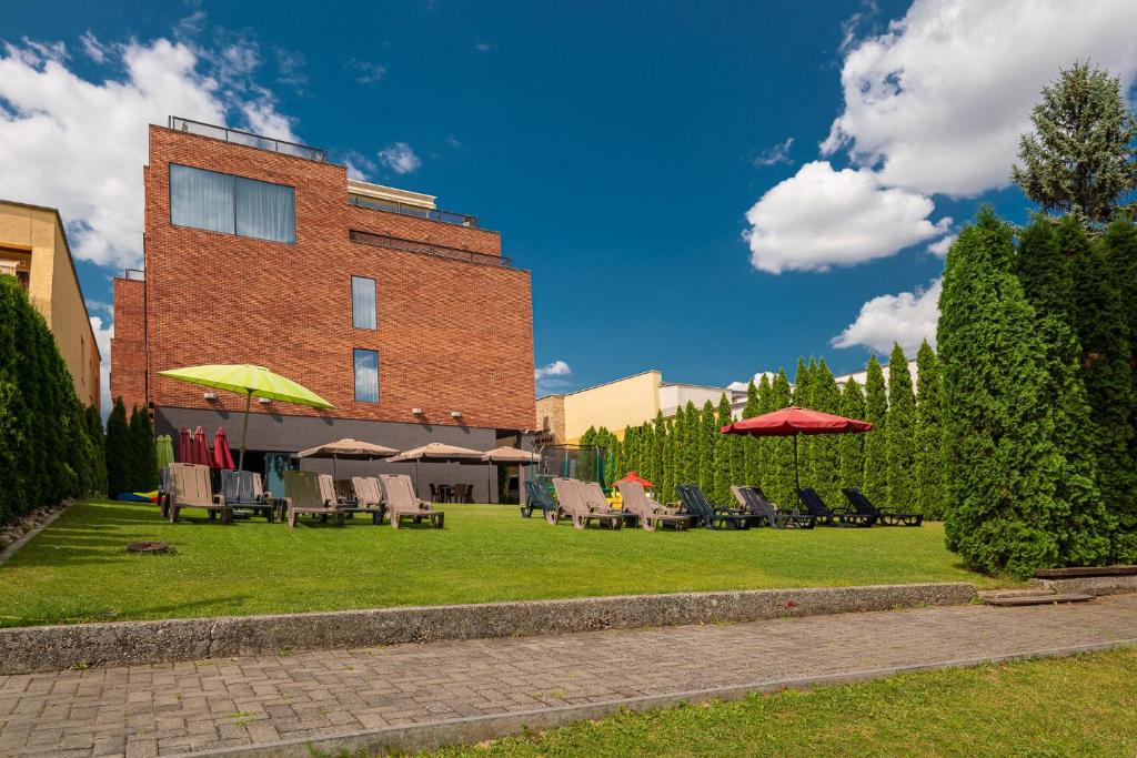 Vonkajšia záhrada v ubytovaní Hotel Dolphin - Adult friendly
