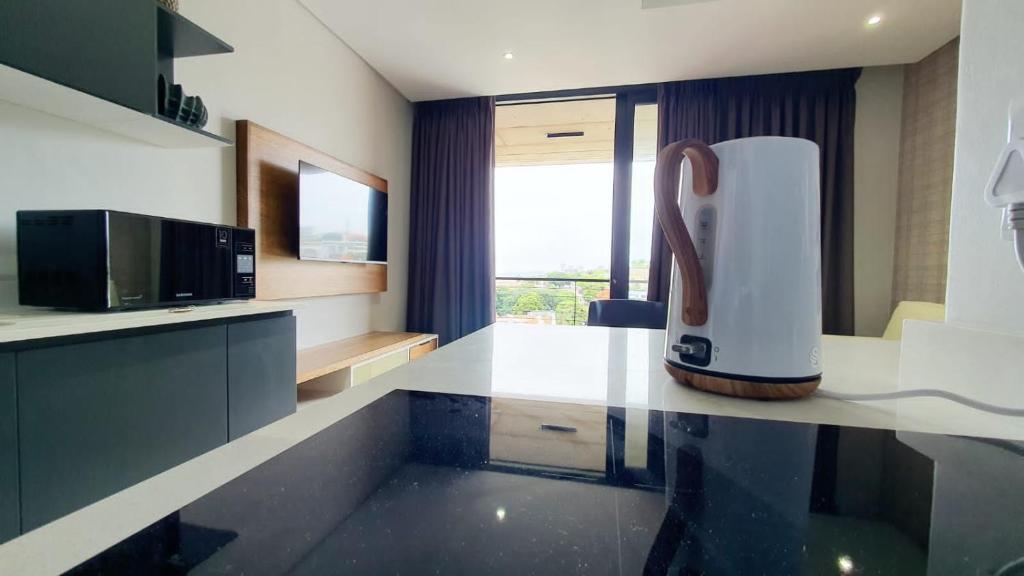 una cocina con una taza de café en un mostrador en 2SIX2 On Florida Road, Modern Lifestyle apartment 802 en Durban