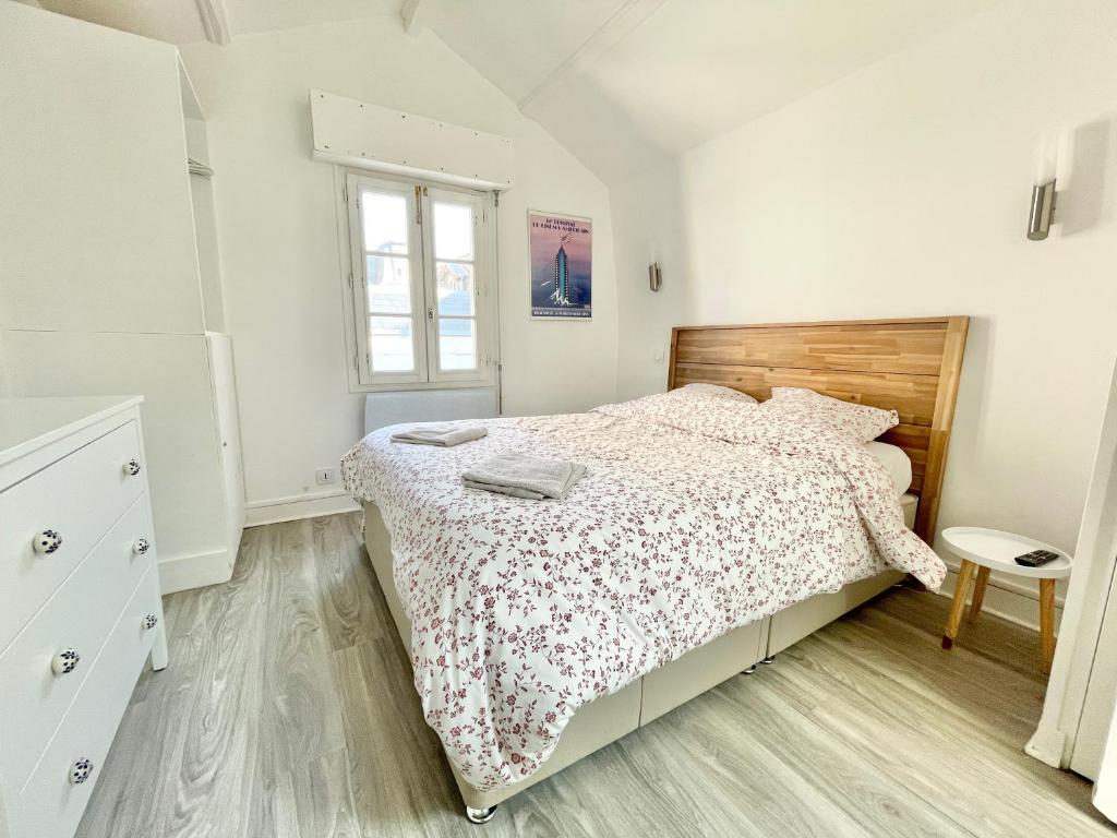 Posteľ alebo postele v izbe v ubytovaní Deauville, maison au coeur de la ville