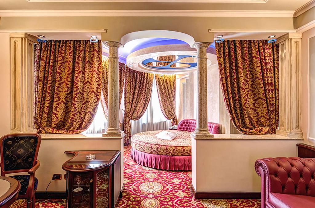 una camera con letto in una stanza con tende di Dreamhotel ad Appiano Gentile