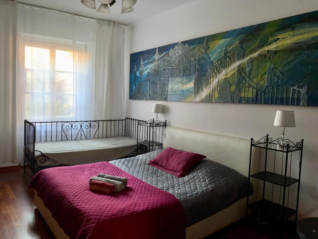 ein Schlafzimmer mit einem Bett und einem großen Wandgemälde in der Unterkunft Beautiful and charming apartment in the heart of the Old Town in Warschau