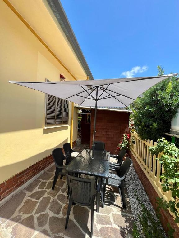 Patio lub wspólna przestrzeń na świeżym powietrzu w obiekcie villino Morena