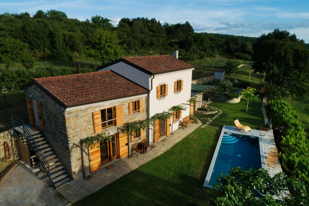 - une vue aérienne sur une maison avec une piscine dans l'établissement Tomažev SVET, à Zgornje Škofije