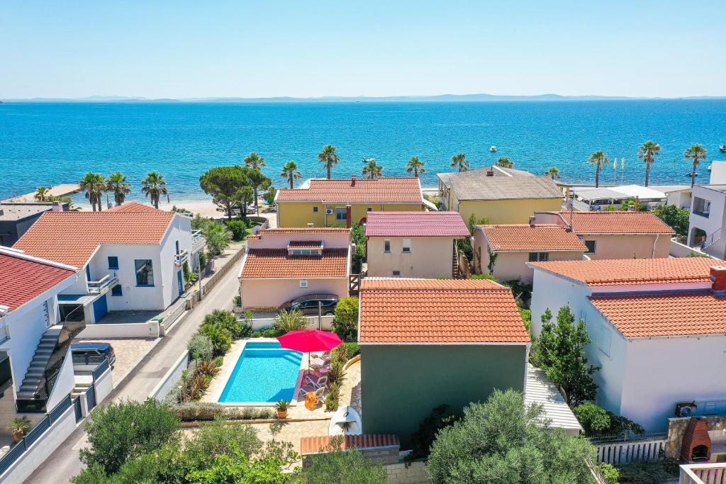 widok na plażę z domu w obiekcie Villa Goga w mieście Vir