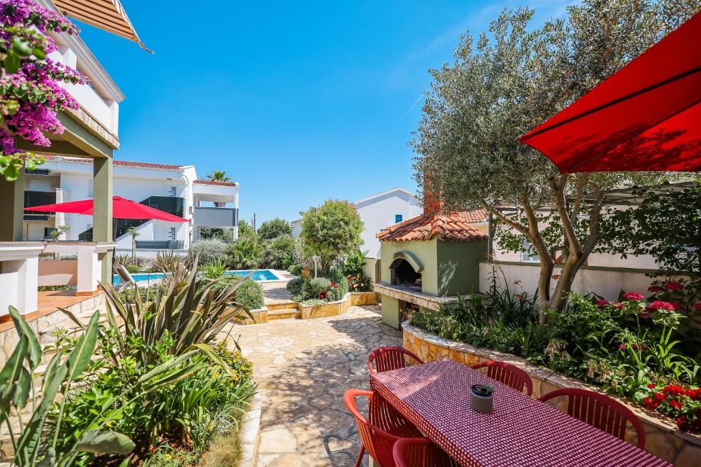 patio ze stołem i krzesłami oraz budynek w obiekcie Villa Goga w mieście Vir