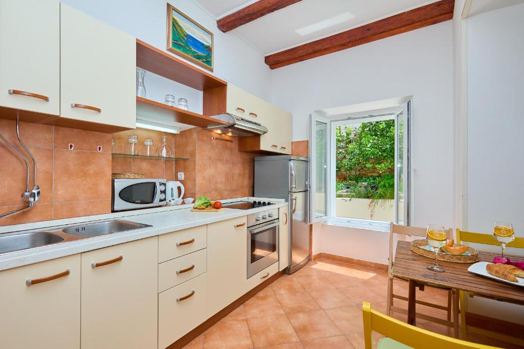 Kuchyň nebo kuchyňský kout v ubytování Apartment Furmus A26