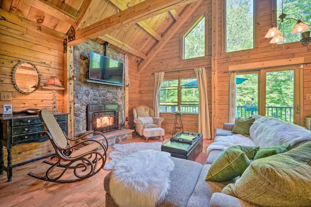 uma sala de estar com um sofá e uma lareira em Cozy Mount Snow Chalet with Game Room and Hot Tub em Dover