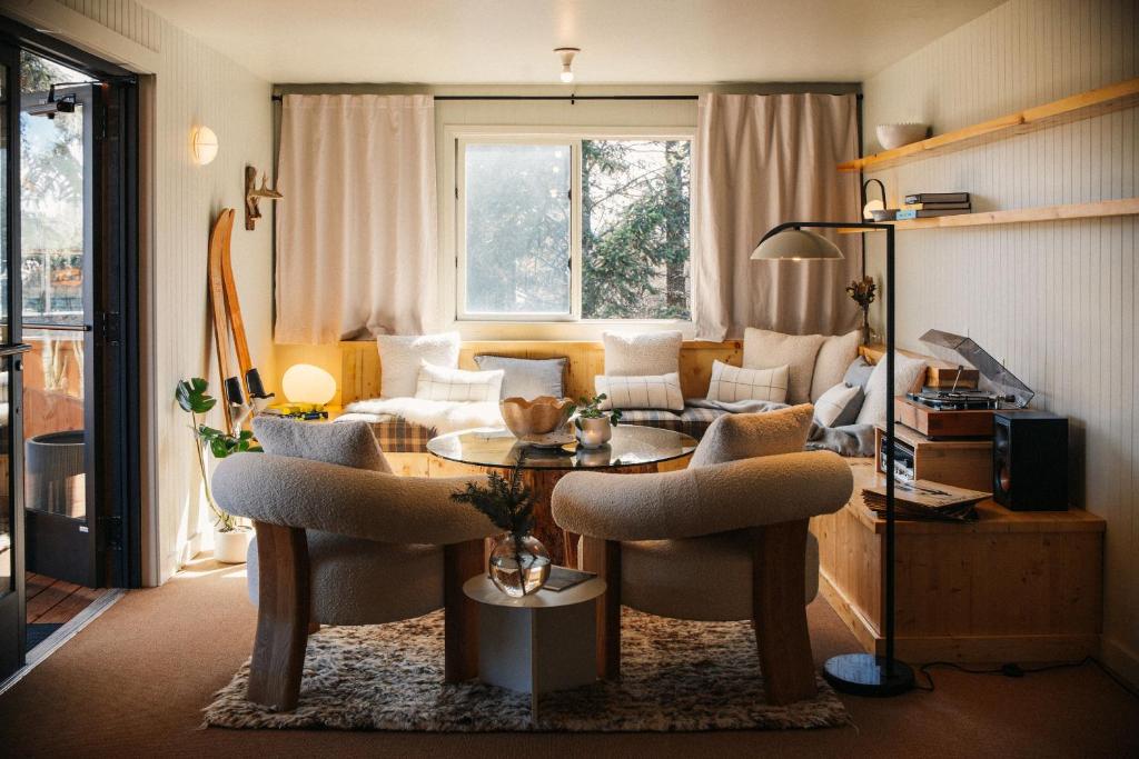 a living room with a table and chairs at Apres Whitefish in Whitefish