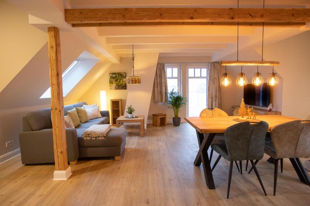 ein Wohnzimmer mit einem Tisch und einem Sofa in der Unterkunft Hanses Hof in Brilon