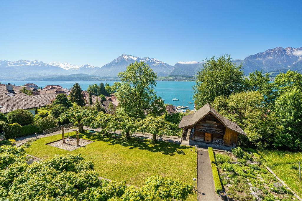 eine Luftansicht eines Hauses mit Garten in der Unterkunft Schönbühl Hotel & Restaurant Lake Thun in Thun