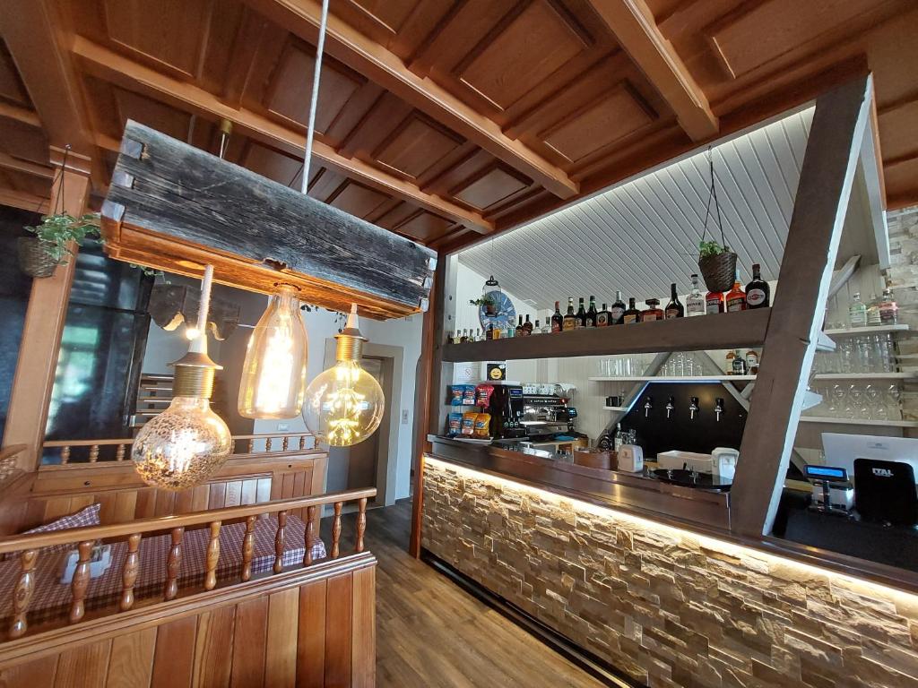 een bar in een restaurant met een bar bij Room&Breakfast Al Canyon in Fondo