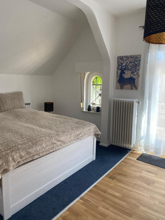 1 dormitorio con cama y ventana en Marlene Ferienwohnung mit Dachterasse ca 50qm, en Burg