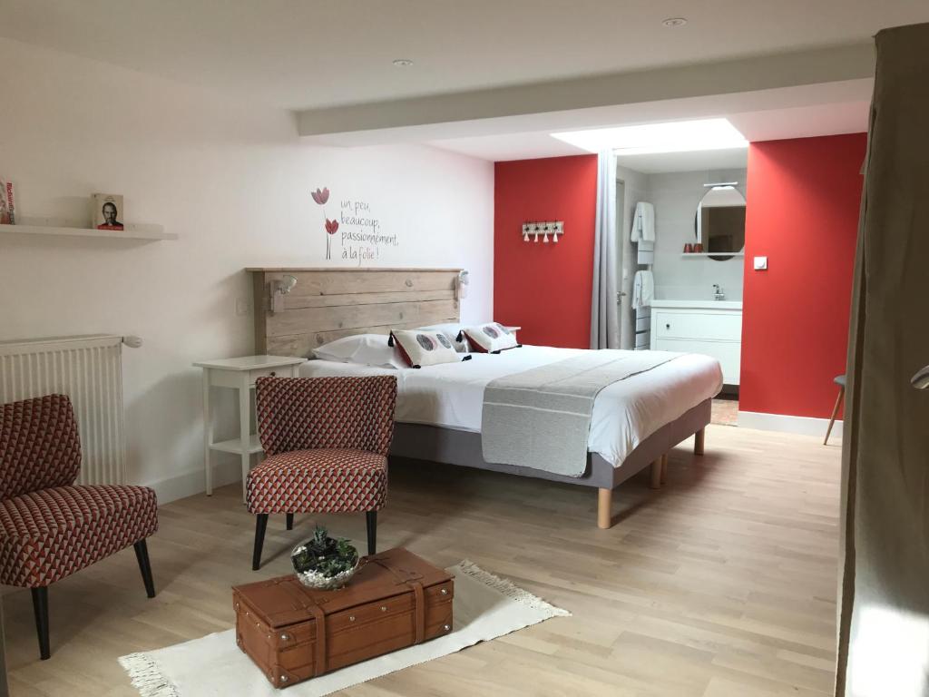 Posteľ alebo postele v izbe v ubytovaní Logis Escale vue Loire, piscine semi-troglodyte