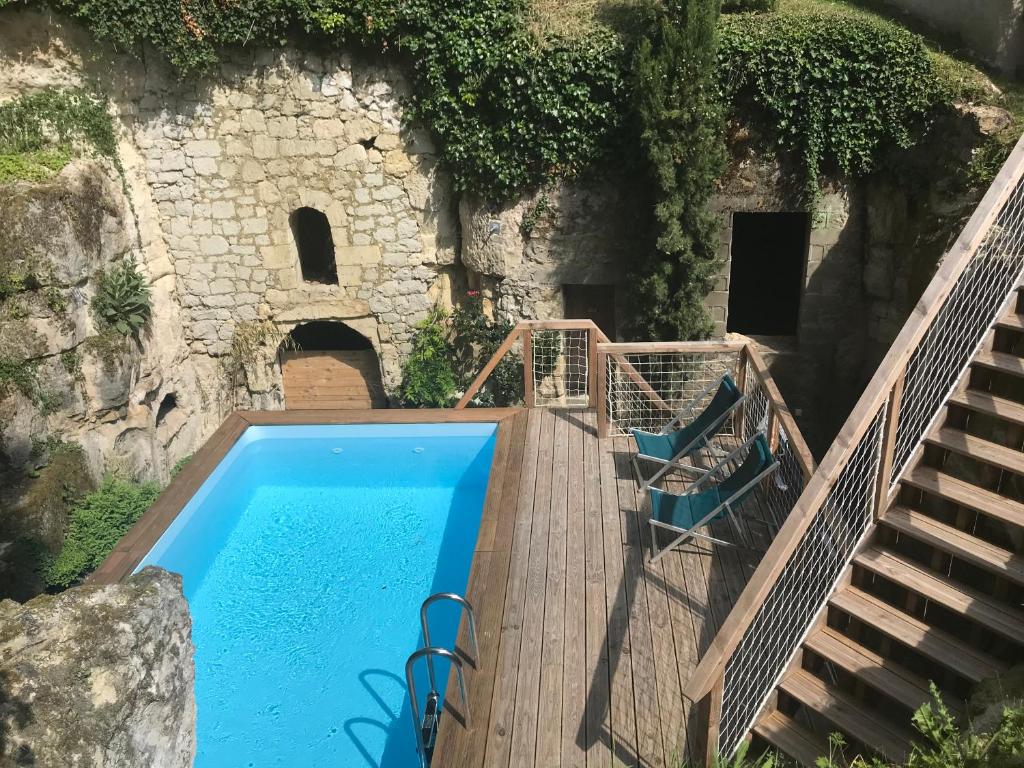 Bazén v ubytovaní Logis Escale vue Loire, piscine semi-troglodyte alebo v jeho blízkosti
