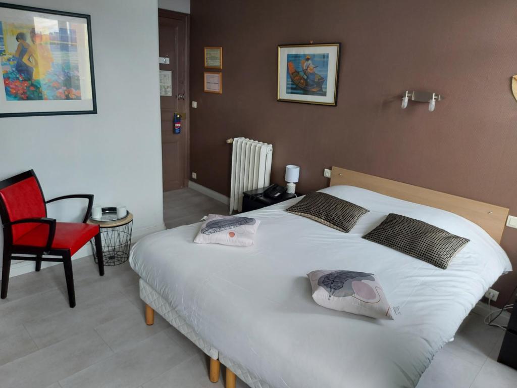 Postel nebo postele na pokoji v ubytování Hotel De La Paix