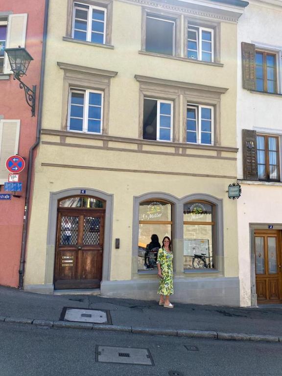 a woman standing in front of a building at Ferienwohnung Gradeberg in Überlingen