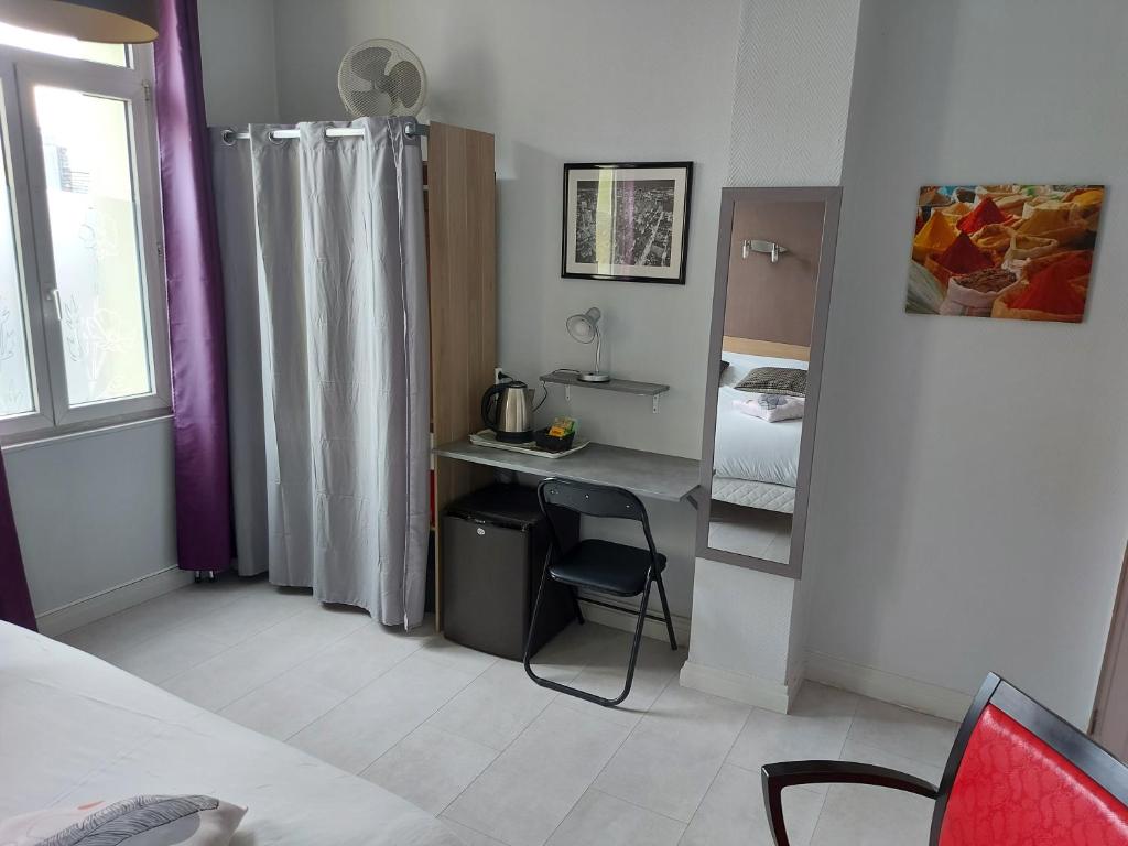 Postel nebo postele na pokoji v ubytování Hotel De La Paix