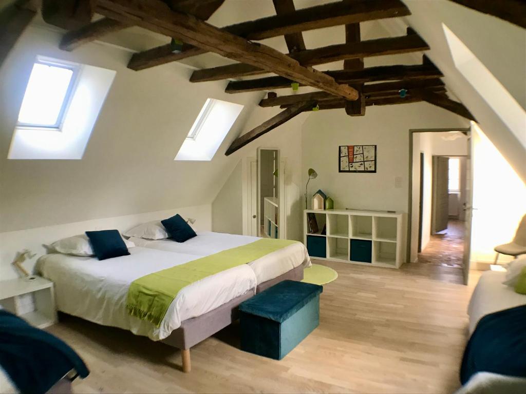 Posteľ alebo postele v izbe v ubytovaní Logis Escale vue Loire, piscine semi-troglodyte
