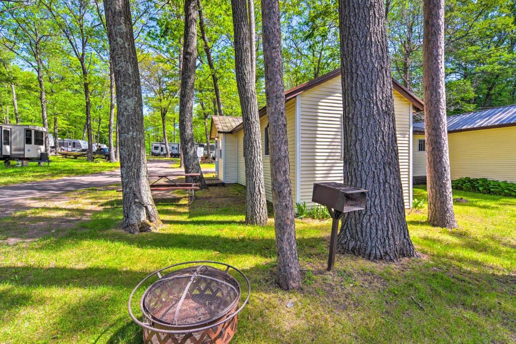 Κήπος έξω από το Stone Lake Cabin Grill and Access to Fishing!