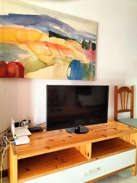 Telewizja i/lub zestaw kina domowego w obiekcie Piso en Conil, 1º linea de playa con Wifi gratis