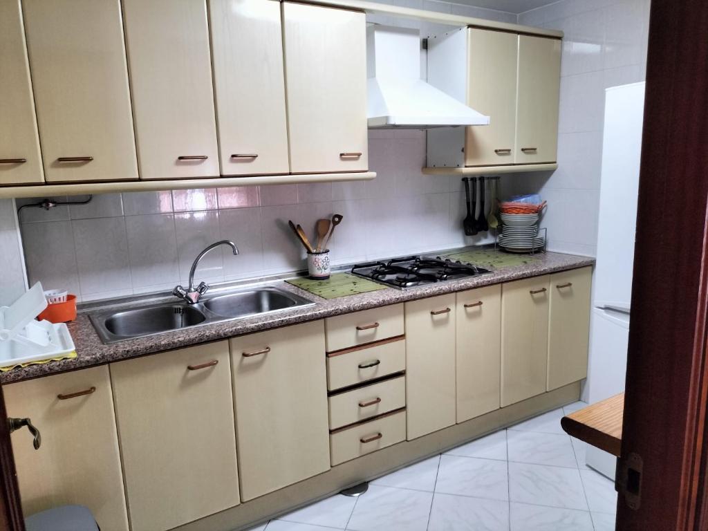 Kuchnia lub aneks kuchenny w obiekcie Piso en Conil, 1º linea de playa con Wifi gratis