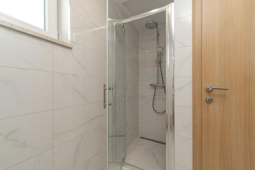 Kúpeľňa v ubytovaní New! Villa KING with private pool with hydromassage, 4 bedrooms, 3km from sea and town Omiš