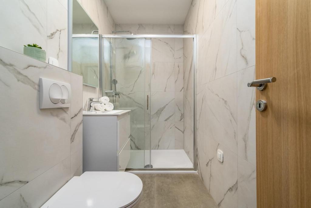 Kúpeľňa v ubytovaní New! Villa KING with private pool with hydromassage, 4 bedrooms, 3km from sea and town Omiš