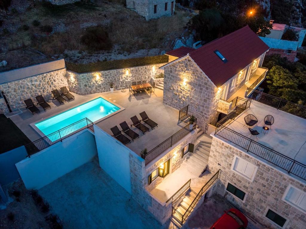 Bazén v ubytovaní New! Villa KING with private pool with hydromassage, 4 bedrooms, 3km from sea and town Omiš alebo v jeho blízkosti
