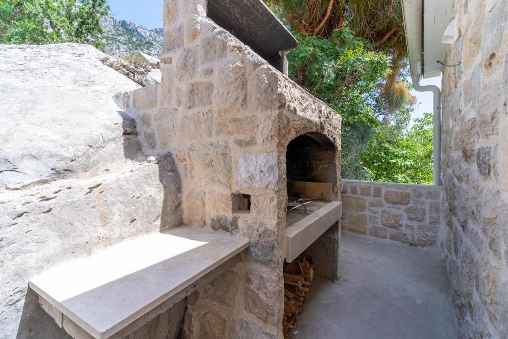 Fotografia z galérie ubytovania New! Villa KING with private pool with hydromassage, 4 bedrooms, 3km from sea and town Omiš v Omise