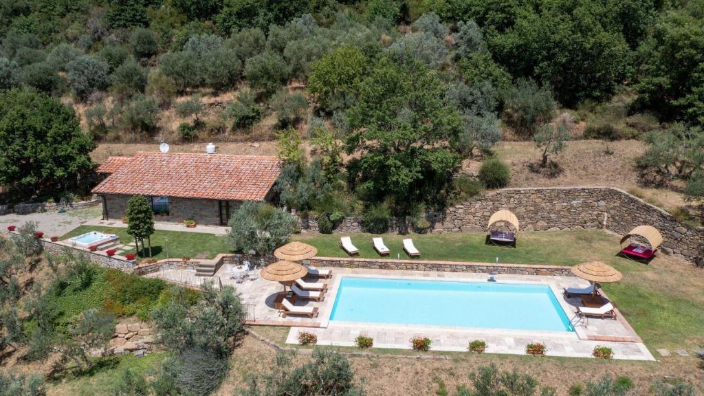 vista aerea su una villa con piscina di Vallibona 10 a Castiglion Fiorentino