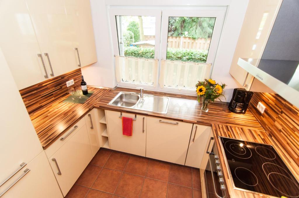 eine Küche mit einem Waschbecken und einem Fenster in der Unterkunft Ferienwohnung Neuss in Neuss