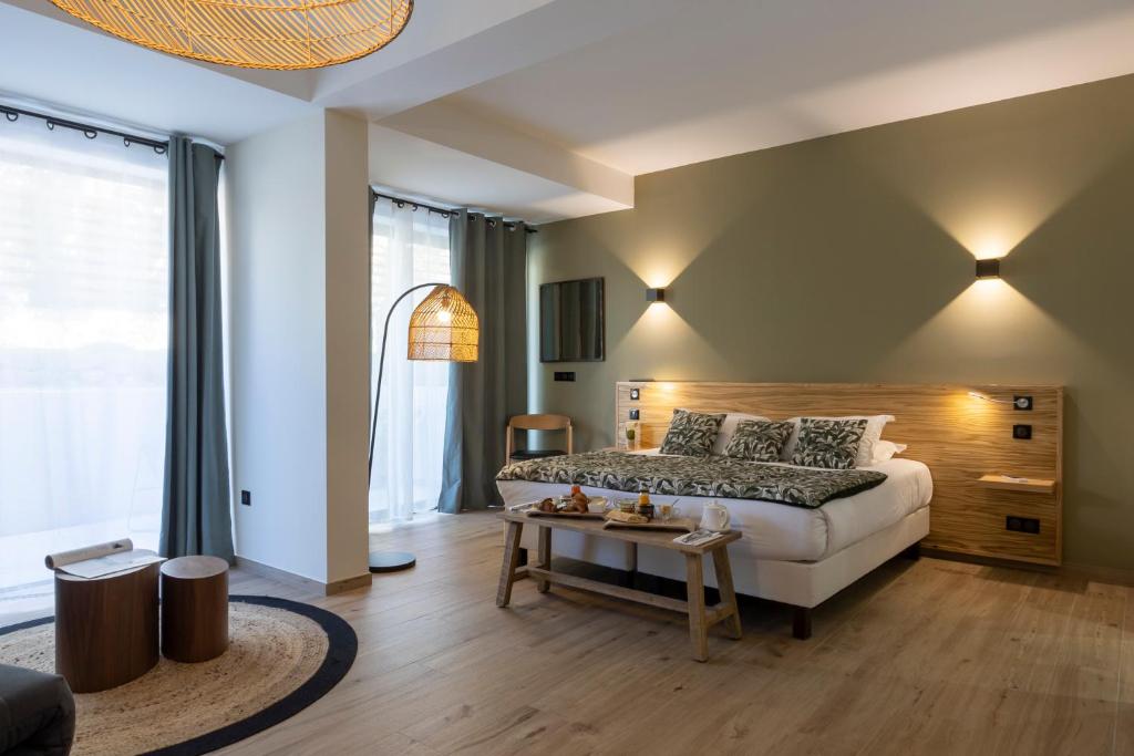 Postel nebo postele na pokoji v ubytování Auberge Kallisté - Eco Label